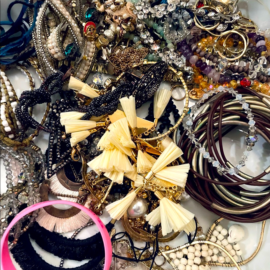 Bunch Of Jewelers Mix Of Good And Broken Pieces